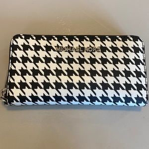 Michael Kors Houndstooth Wallet